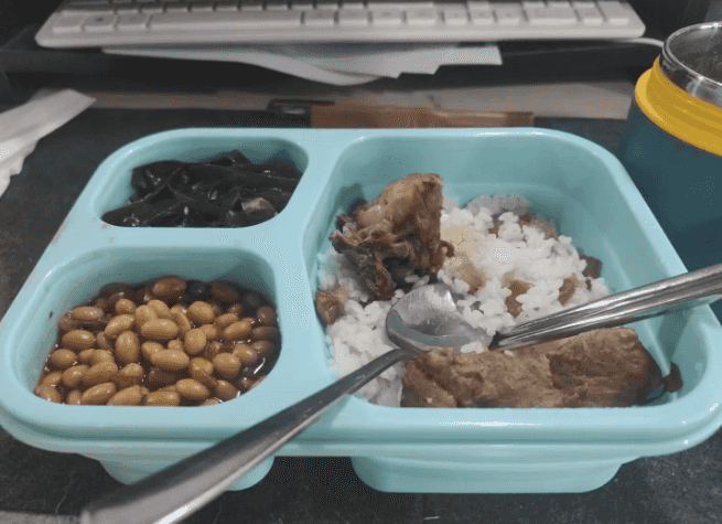 腊肠饭、黄豆炖肉、排骨炖海带 1