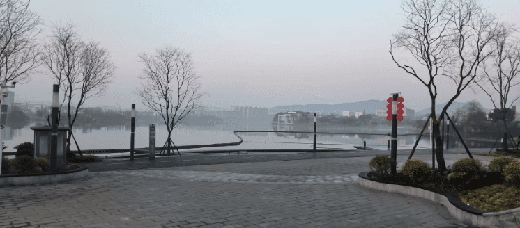 清晨泛着白雾的后湖